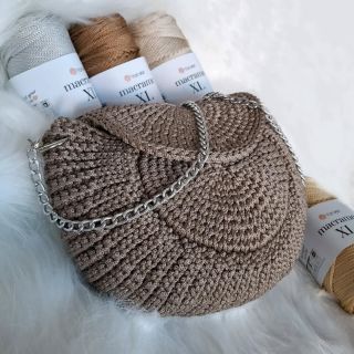 Dávno sú preč časy, keď háčkovaná kabelka bola len letným výstrelkom. Dnes patrí k štýlovým doplnkom, ktoré sa nosia...